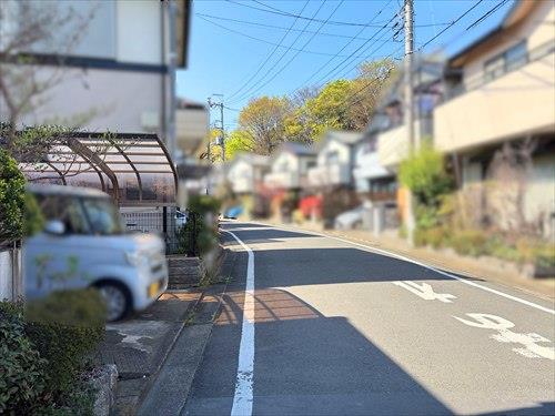 前面道路　北東側（２０２６年４月撮影）