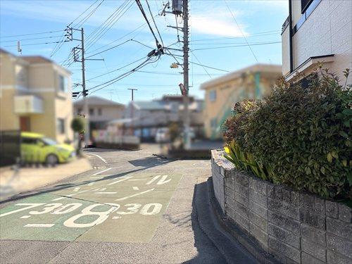 前面道路　南東側（２０２６年４月撮影）