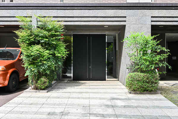 入口には植栽が施され、緑を感じられます。エントランス前は歩道が整備されており安全に通行できます。
