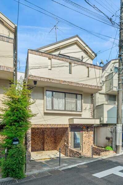 下目黒6丁目の閑静な住宅街に立地