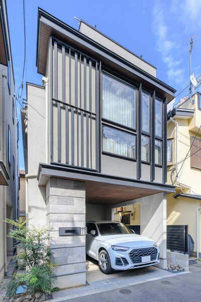 アイアン調フェンス・木彫シート・石彫タイル・御影石などの、上質なマテリアルが採用された外装です。