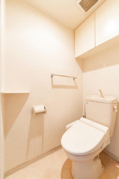 使用後すぐに手を洗うことができる一体型トイレです。ストック品などの収納に便利な吊戸棚付きです。