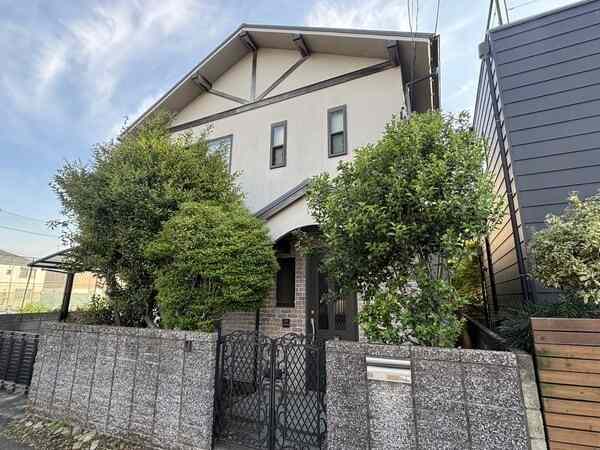 第一種低層住居専用地域内の閑静な住宅街。木造2階建・4LDKの間取りです。