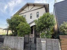 第一種低層住居専用地域内の閑静な住宅街。木造2階建・4LDKの間取りです。