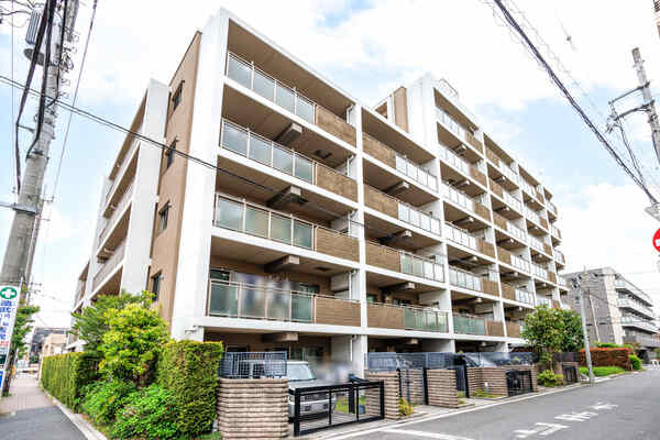 京成本線「青砥」駅徒歩5分の地に建つ、地上8階建マンション。通勤や休日のお出かけに便利な立地です。