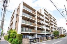 京成本線「青砥」駅徒歩5分の地に建つ、地上8階建マンション。通勤や休日のお出かけに便利な立地です。