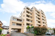 ヨーロピアンテイストで、格調高く重厚感ある外観デザイン。当該住戸は、地上7階建の2階・角住戸です。