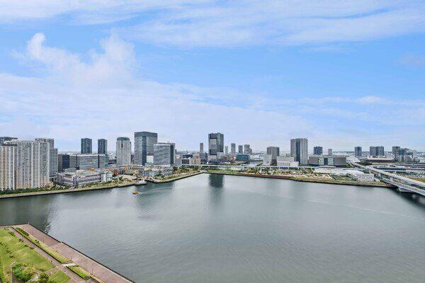 27階ならではの抜け感ある景色が広がります。晴海運河と豊洲の街並みを望めます(天候による)。