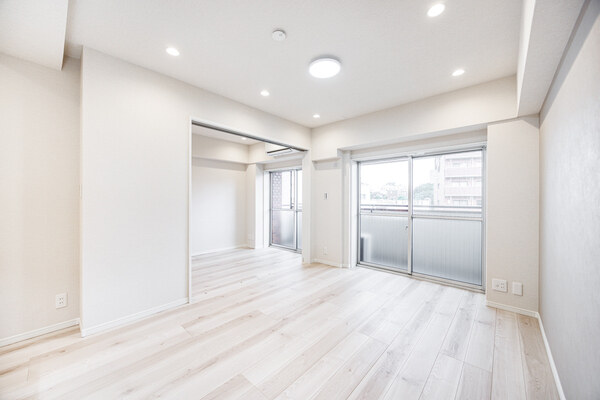LDKは約11帖。隣の洋室(約4.5帖)と繋げて、約15.5帖のお部屋として一体利用が可能です。