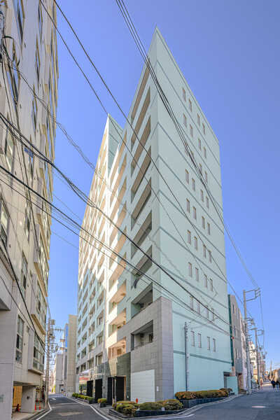 JR山手線「代々木」駅徒歩3分他、複数沿線利用可能。都心ながら、豊かな緑も身近に感じられる立地です。