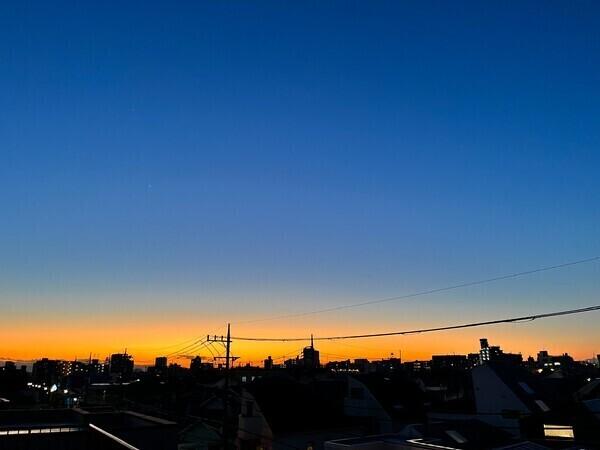 北西向きバルコニーからの日没時の写真。綺麗な夕焼けを眺めることが出来ます。（季節、天候による）