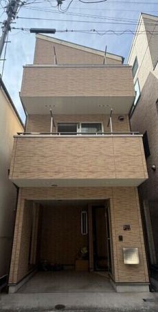 現地外観写真です。現在内装工事中、完成予定は6月上旬となっております。