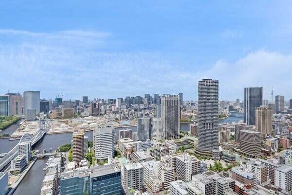 43階ならではの抜け感ある景色が広がります。遠くには東京スカイツリーも望めます(天候による)。