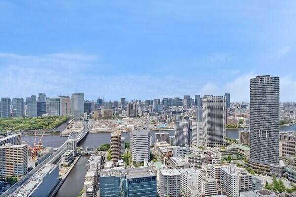 築地市場跡も望める眺望(天候による)。外部からの視線が届きにくいプライバシー性の高さも魅力です。