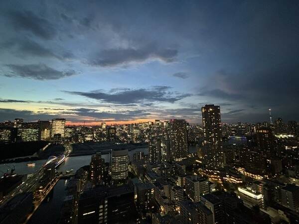 夕景から夜景へと移ろう時間帯、都心の街並みが美しく輝きます。どこか非日常を感じさせる眺望です。