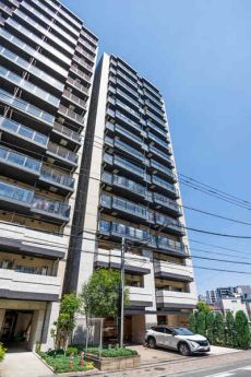 グローバル・エルシード分譲の15階建、総戸数32戸のマンション