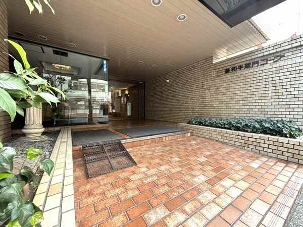 三菱地所コミュニティによる日勤管理が行われています。共用部には、便利な宅配ボックスがございます。
