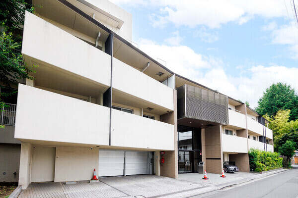 三菱地所レジデンス分譲「ザ・パークハウス」シリーズ。地上5階建2階部分に位置する角住戸です。