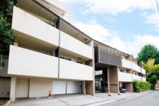 三菱地所レジデンス分譲「ザ・パークハウス」シリーズ。地上5階建2階部分に位置する角住戸です。