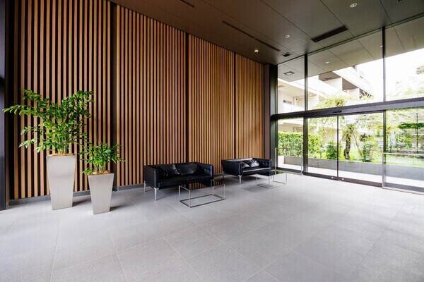 2層吹抜けの開放感溢れる空間です。中庭には植栽が施されており、四季の移ろいを身近に感じられます。