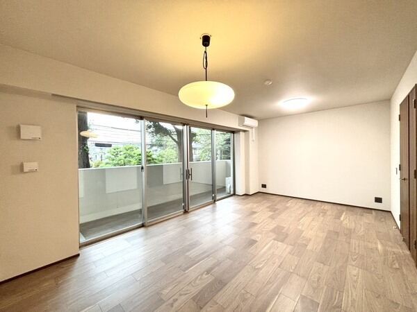 LDは約13.7帖。床暖房付きのため、空気を汚すことなく、足元からお部屋全体を暖めることができます。