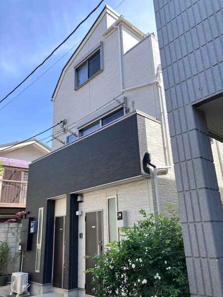 青空に白い外観が映えますね。