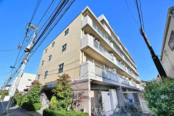 現地外観写真（エントランス側）