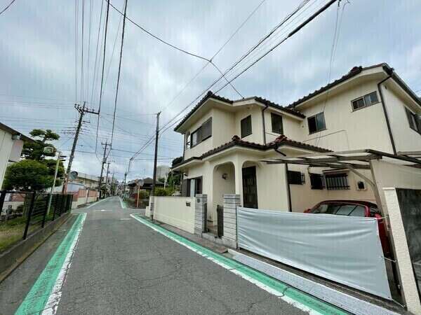 閑静な住宅街の見通しの良い南東角地に位置します。前面道路幅員は東側約5m、南側約6.8mです。