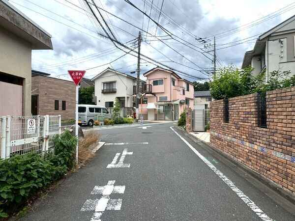 南西向きにつき午後まで陽光が注ぎ込みます。第一種低層住居専用地域内の落ち着いた住環境です。