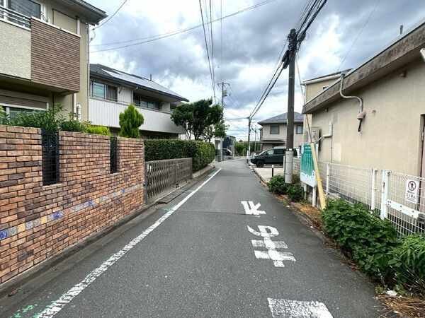 前面道路の幅員は約4.5mです。見通しが良く、お車の出し入れや自転車の走行もスムーズに行えます。