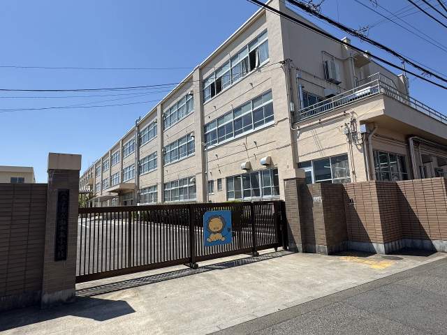 八王子市立由木東小学校 550m 写真撮影日：2025-12-01