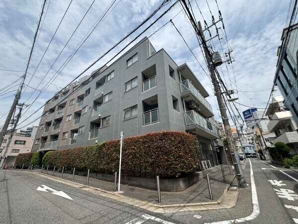 戸越銀座商店街より1本入った閑静な住宅地に立地、戸越銀座駅より徒歩約2分