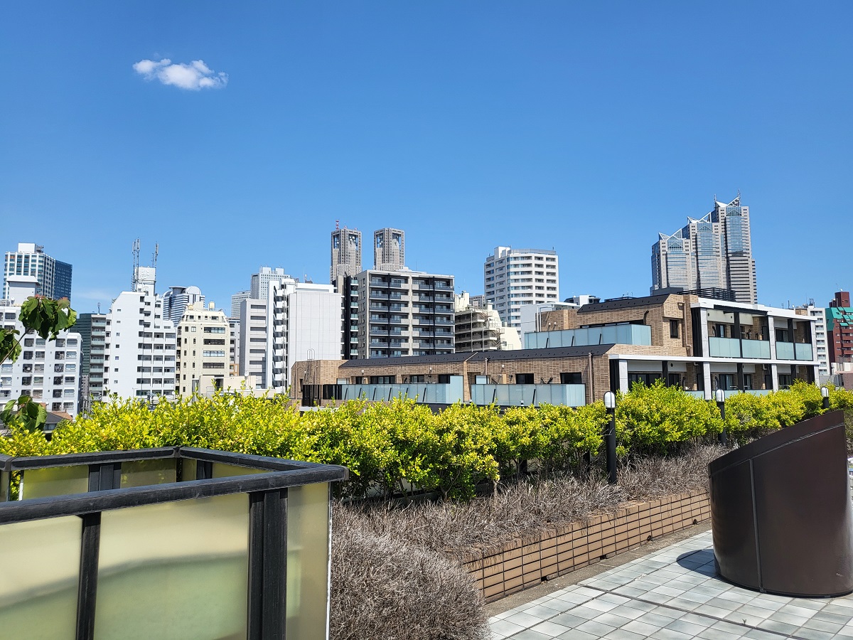 屋上庭園（２０２６年５月撮影）※眺望については将来にわたって保証するものではございません。