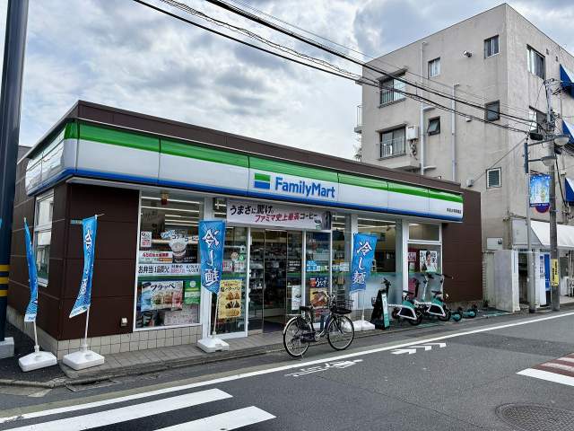 ファミリーマート学芸大学駅南店 410m 写真撮影日：2026-06-19