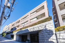 大林組施工・三菱地所コミュニティ管理、地上4階建の低層マンションです。ペット飼育可能(細則有)。