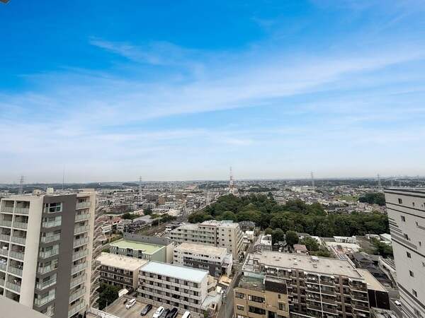 地上17階建の16階部分に位置し、眺望良好。遠くまで広がる、開放感のある景色をお楽しみいただけます。