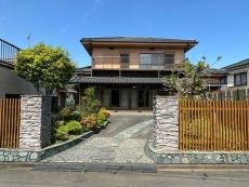 落ち着いた和風の建物外観です。