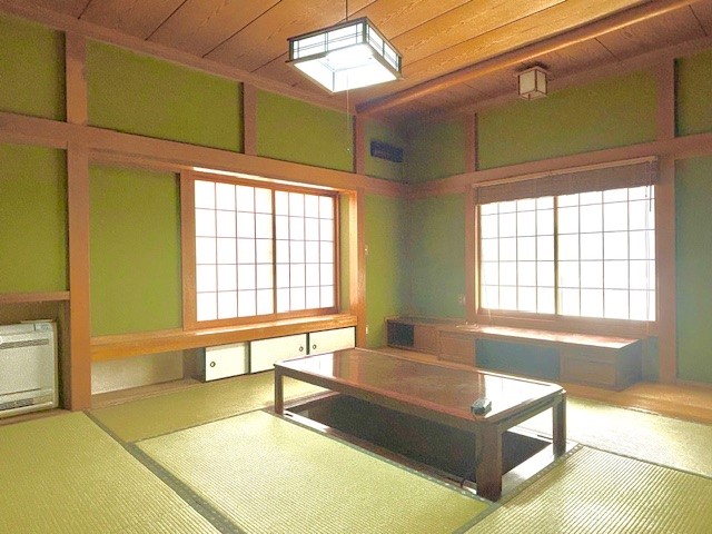 畳の和室タイプのリビングで、堀こたつも設置されており、落ち着いた印象の空間です。