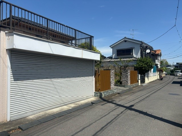 南東側に面した前面道路は幅員５ｍあり、車の出し入れがしやすいカースペースです。