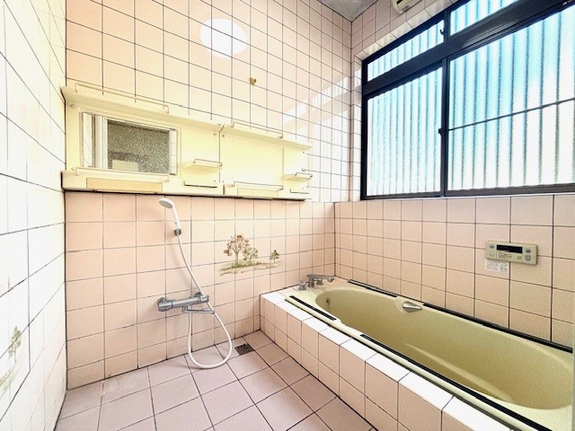 窓のある明るい浴室です。
