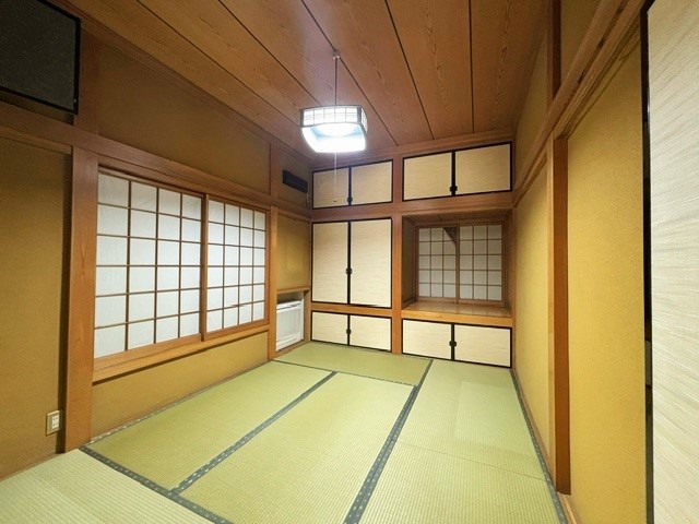 １階の奥にある６畳の和室です。トイレや洗面・浴室にも近く、寝室や客室としても利用できます。