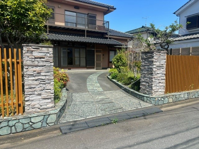 エントランスの門構えや玄関までのアプローチまで、建物に合った拘りのエクステリアです。