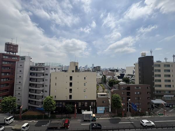 最上階ならではの開放感が広がる、視界の抜けた気持ちの良い眺望