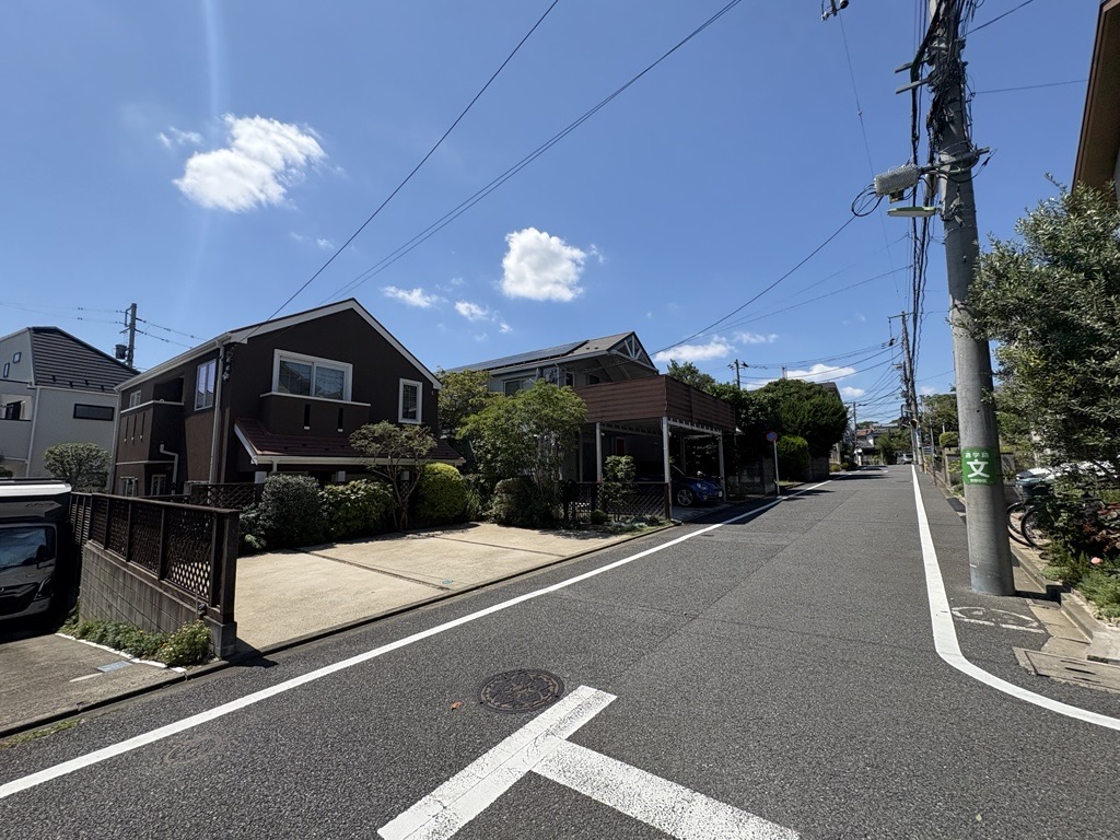 前面道路　公道東側　幅員６ｍです。前面道路は歩道も整備されており、小さなお子様にも安心です。