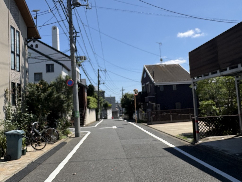 前面道路　公道東側　幅員６ｍです。前面道路は歩道も整備されており、小さなお子様にも安心です。