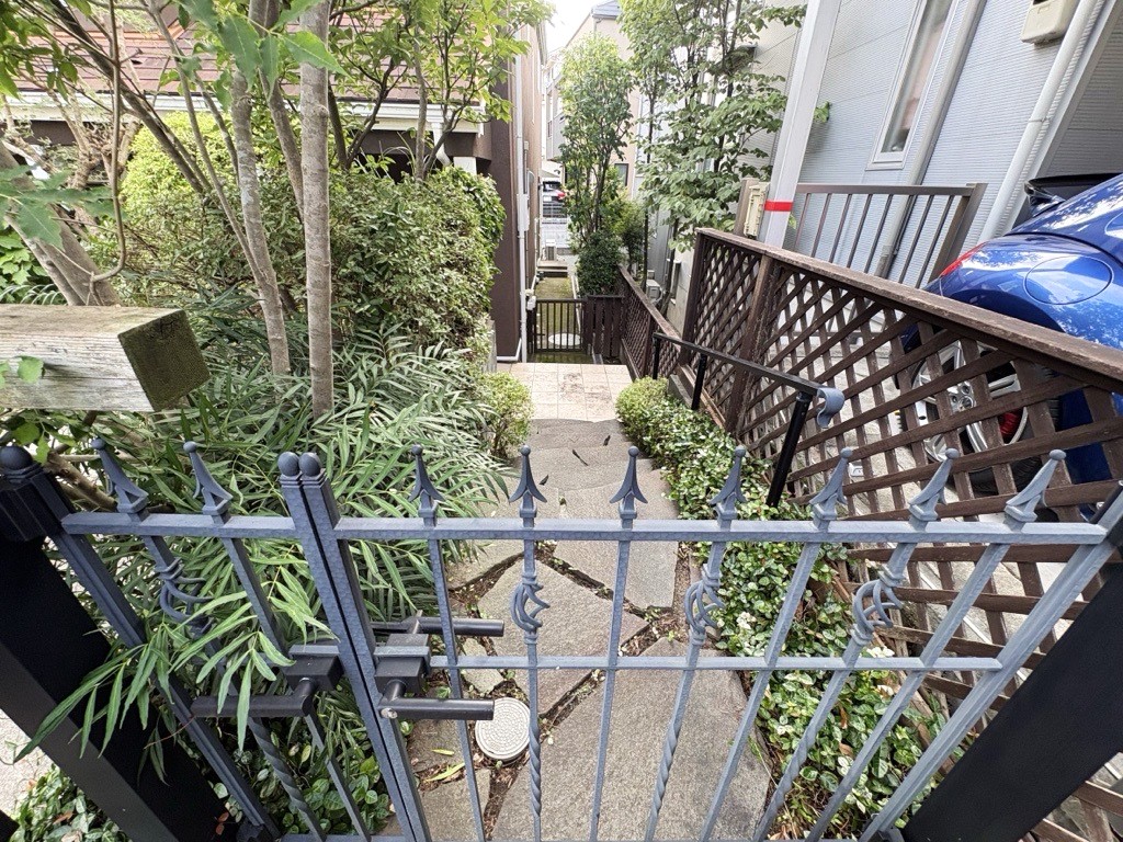 アイアンゲートと豊かな植栽が彩るアプローチです。