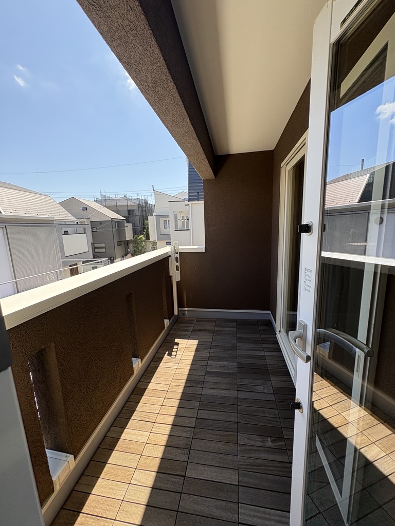 開放感と実用性を兼ね備えた、屋根付きルーフバルコニー。