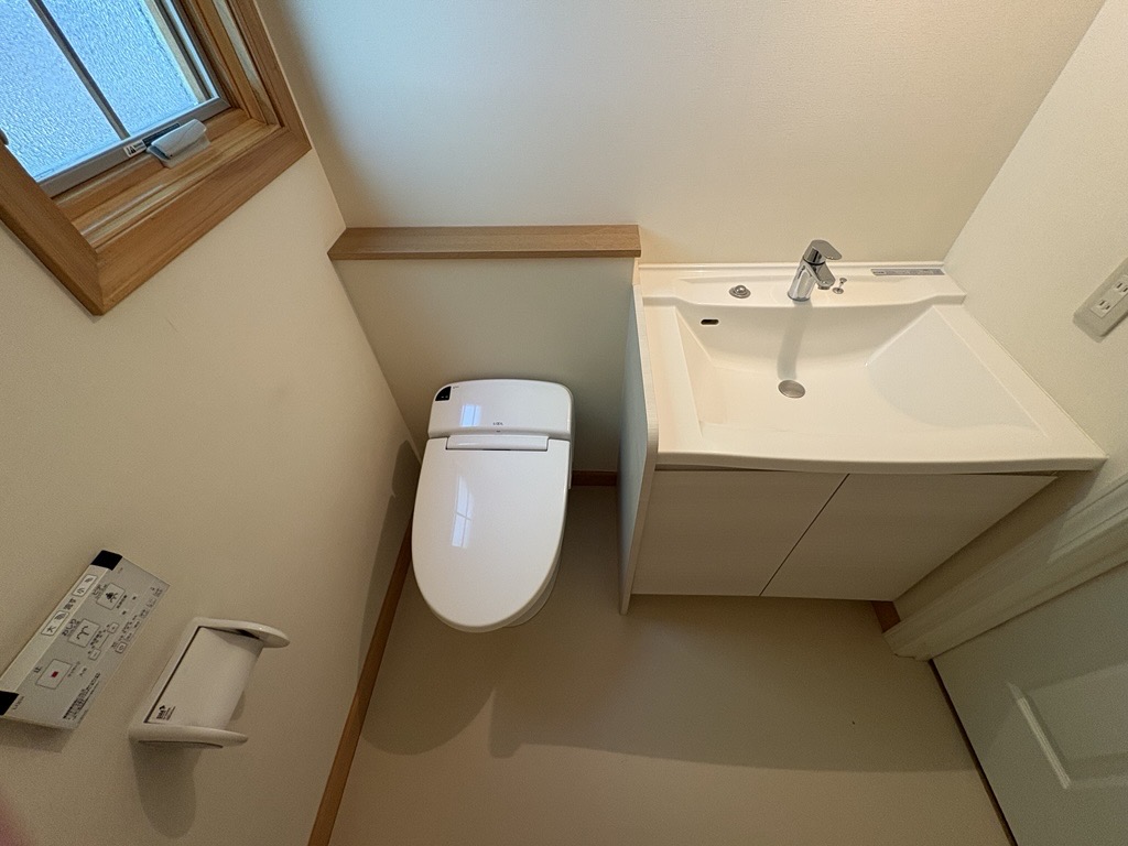 独立した洗面台を設置した、ゆとりあるトイレ（１階）