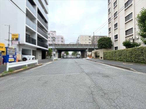 前面道路（２０２６年７月撮影）
