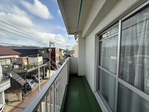 2室に跨ったバルコニーは幅にゆとりがあり、ご家族分の洗濯物を気持ちよく干すことができそうです。